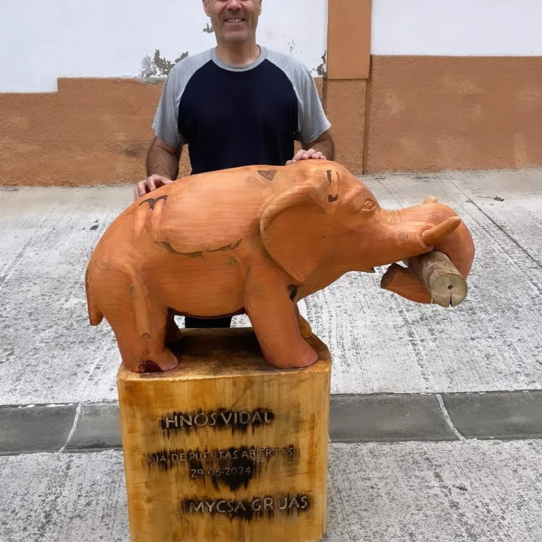 Elefantes tallados a motosierra por Mikel Lasarte